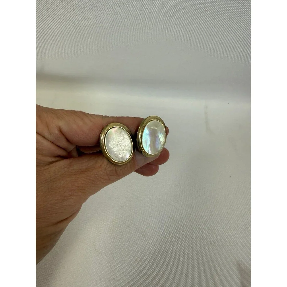 Vintage Gold-Tone Oval-Shaped Men’s Cufflinks Featuring a Central Faux Pearl