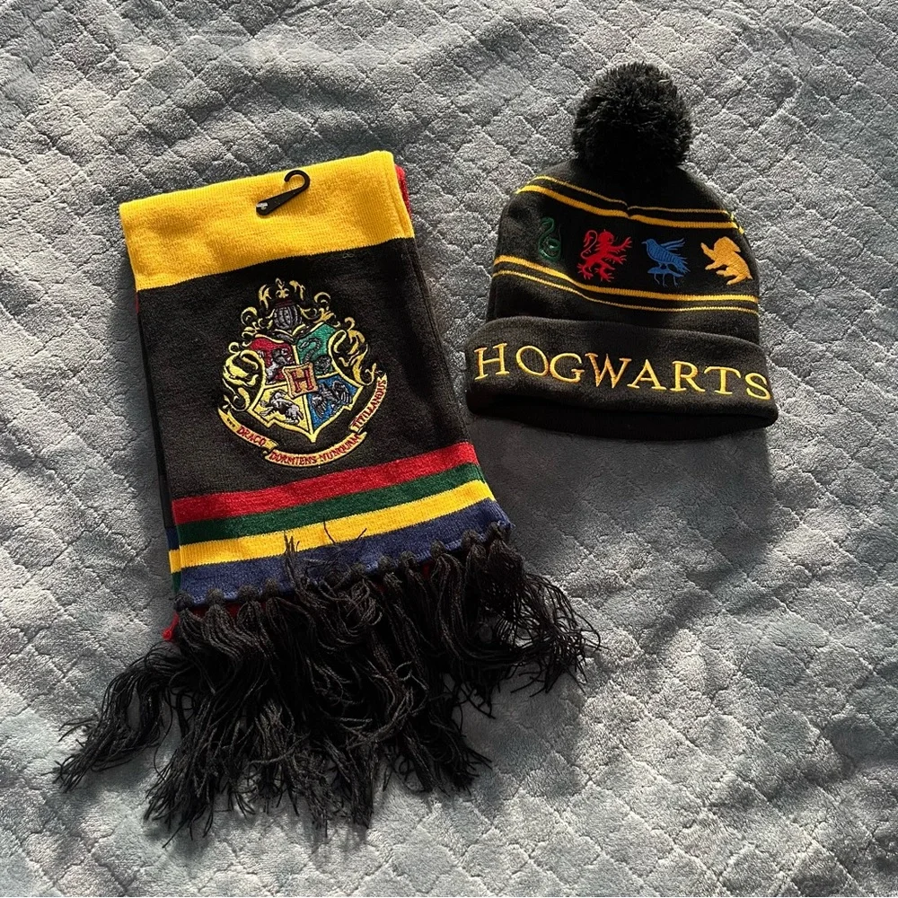 NWT Harry Potter‎ Hogwarts Scarf and matching beanie