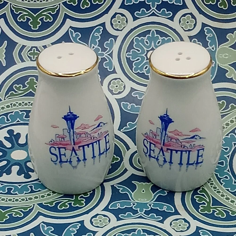 Souvenir SEATTLE WASHINGTON Space Needle Ceramic Salt & Pepper Shakers White 3
