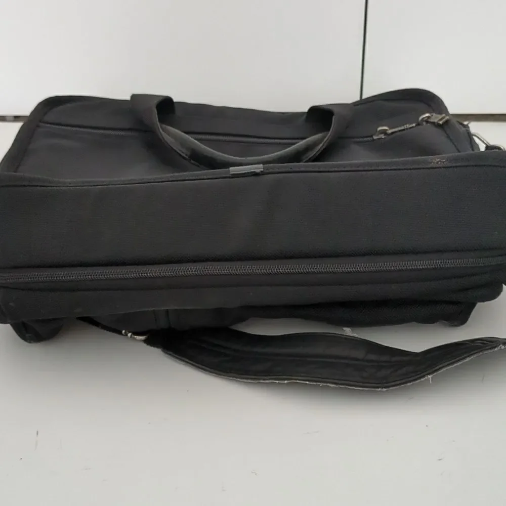 Tumi tons zippered