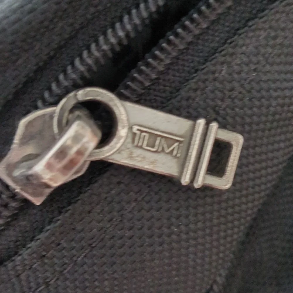 Tumi tons zippered