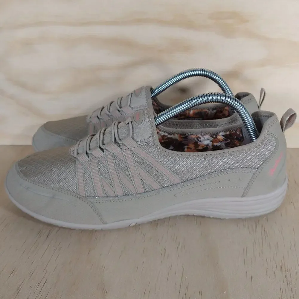 Skechers details show
