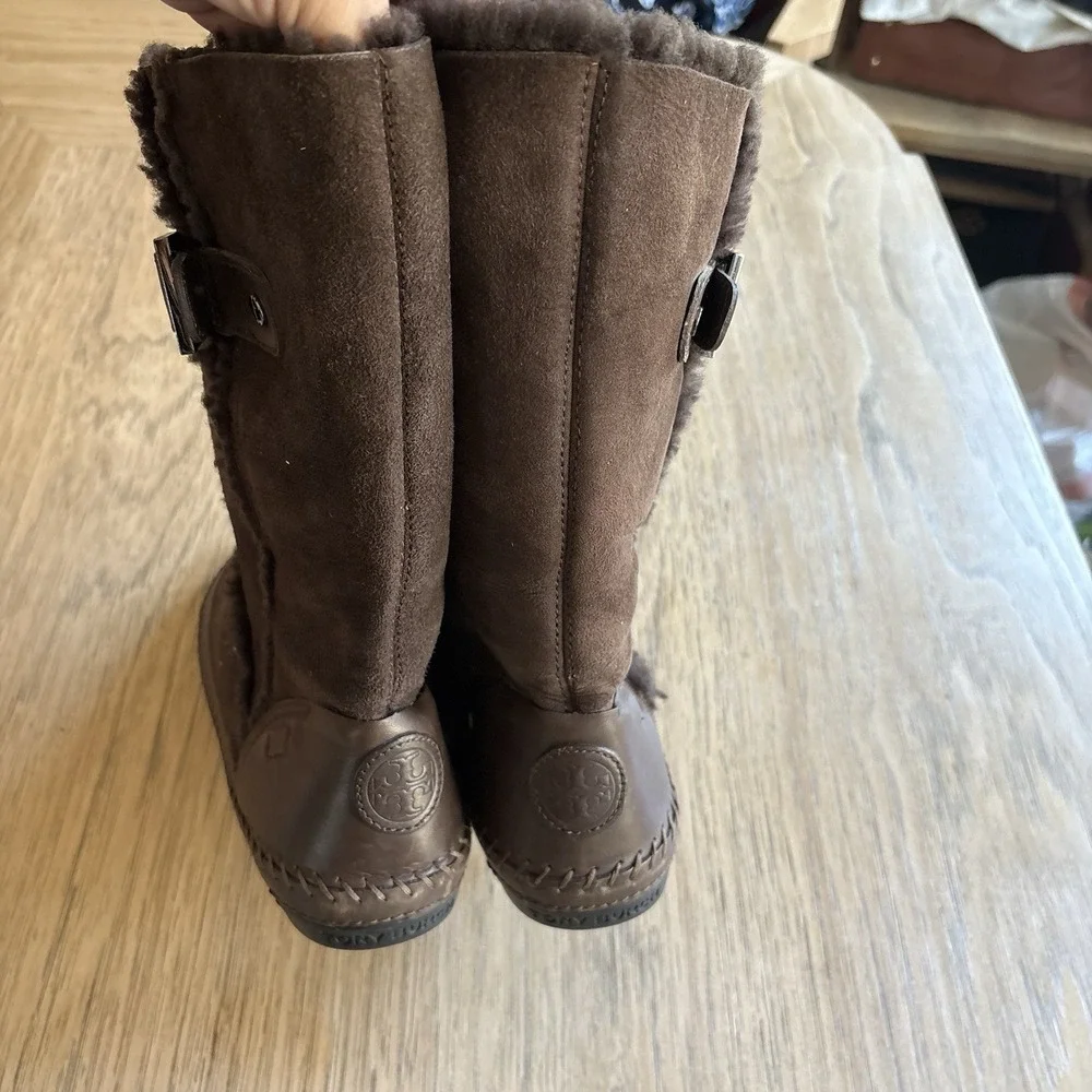 TORY BURCH Sheepskin Shearling Brwn Suede Leather Ugg Boots Mid Calf Winter SZ 7