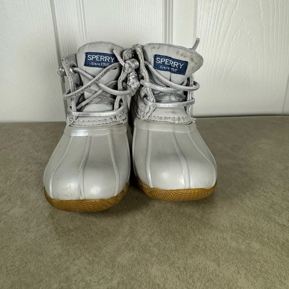Sperry silver lace button