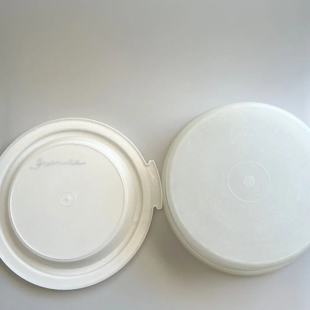 Tupperware vintage cake