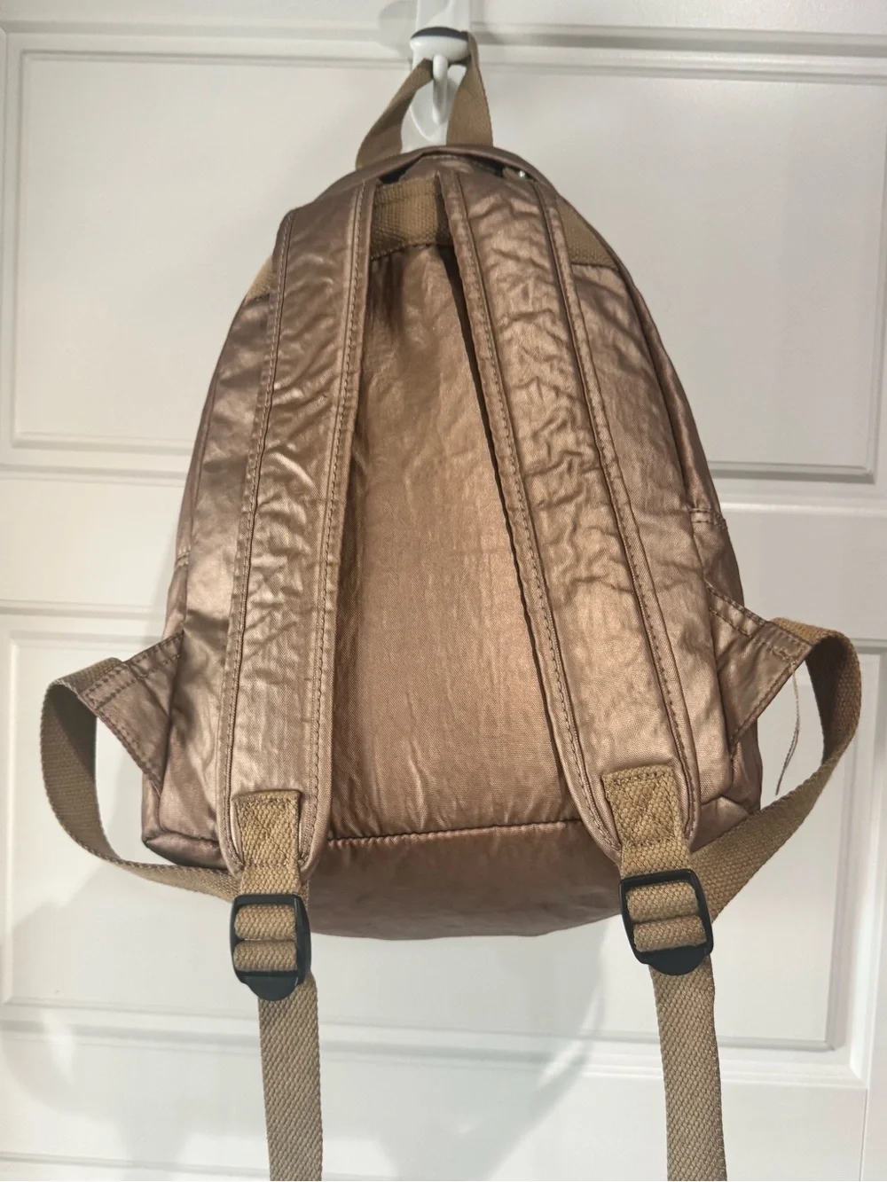 Kipling attached metallic bronze