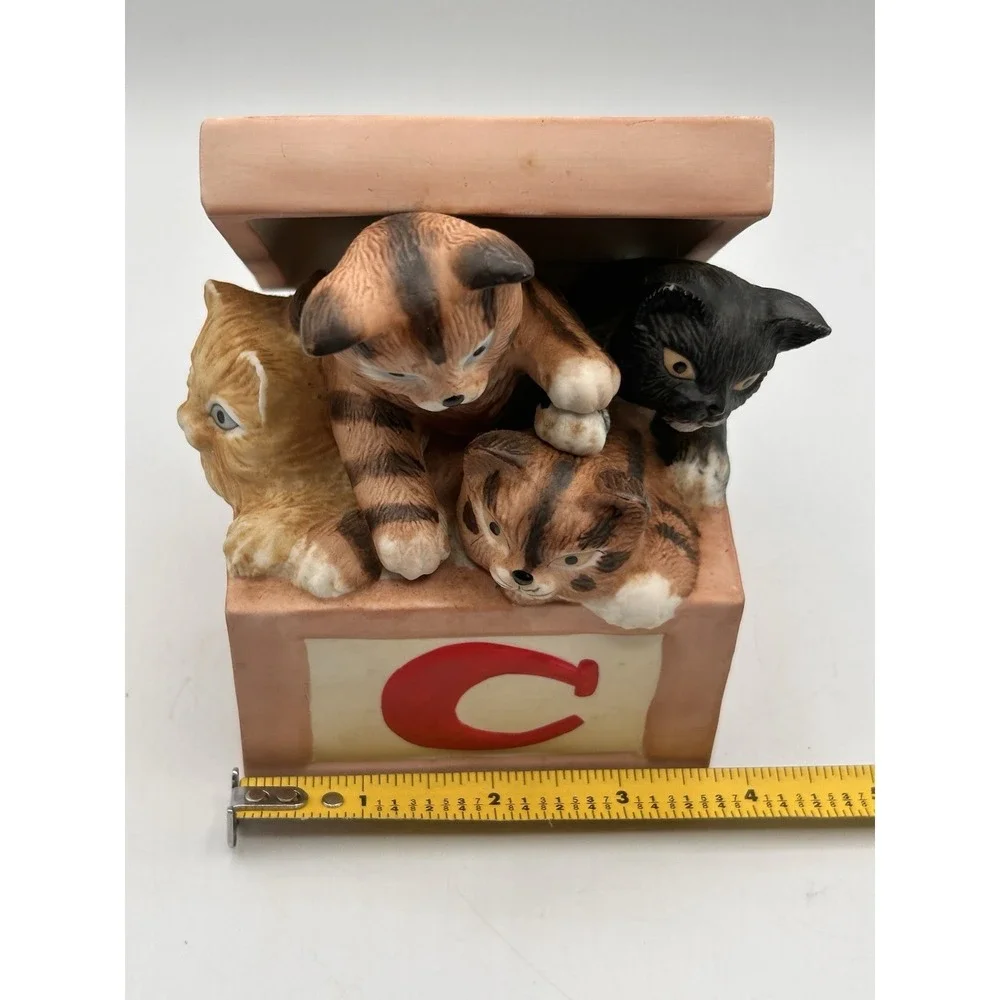 Vintage 1981 MANN Cats In The Box Ceramic Music‎ Box