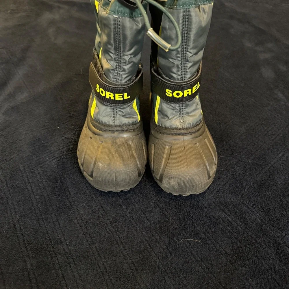 Sorel kids snow
