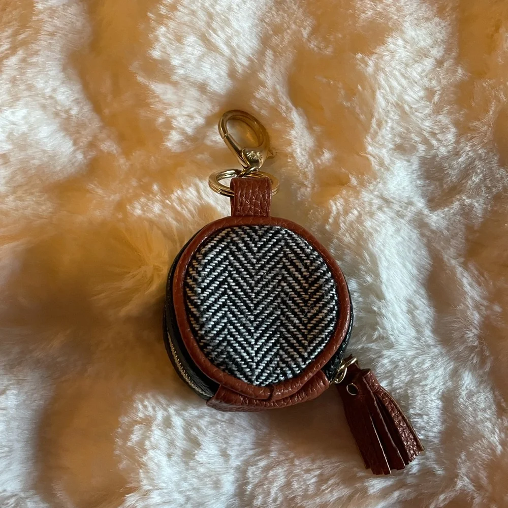 Itzy Ritzy compact round