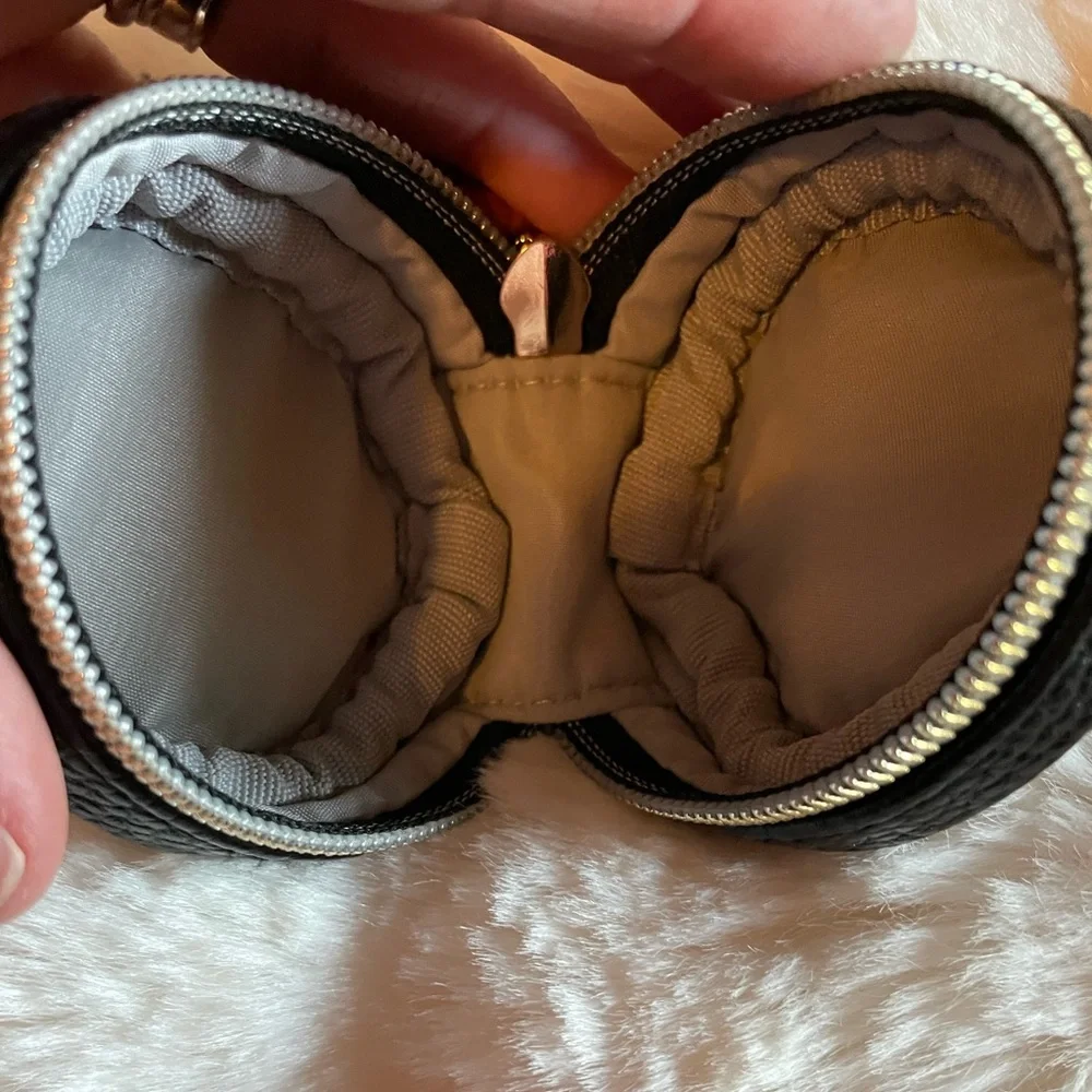 Itzy Ritzy compact round