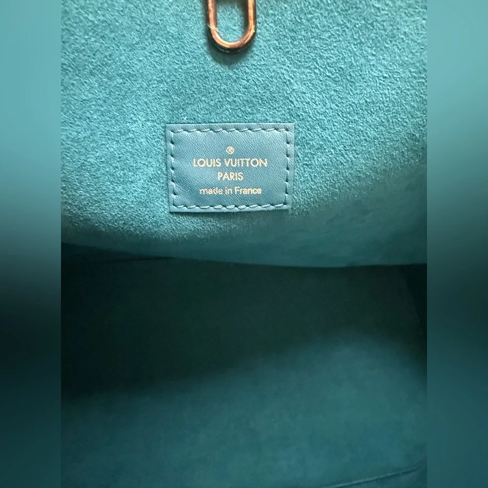 Louis Vuitton reposhing this