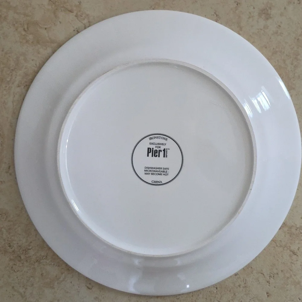 Pier 1 Grumpy White Cat Santa Christmas Plate Salad 9 Inch​