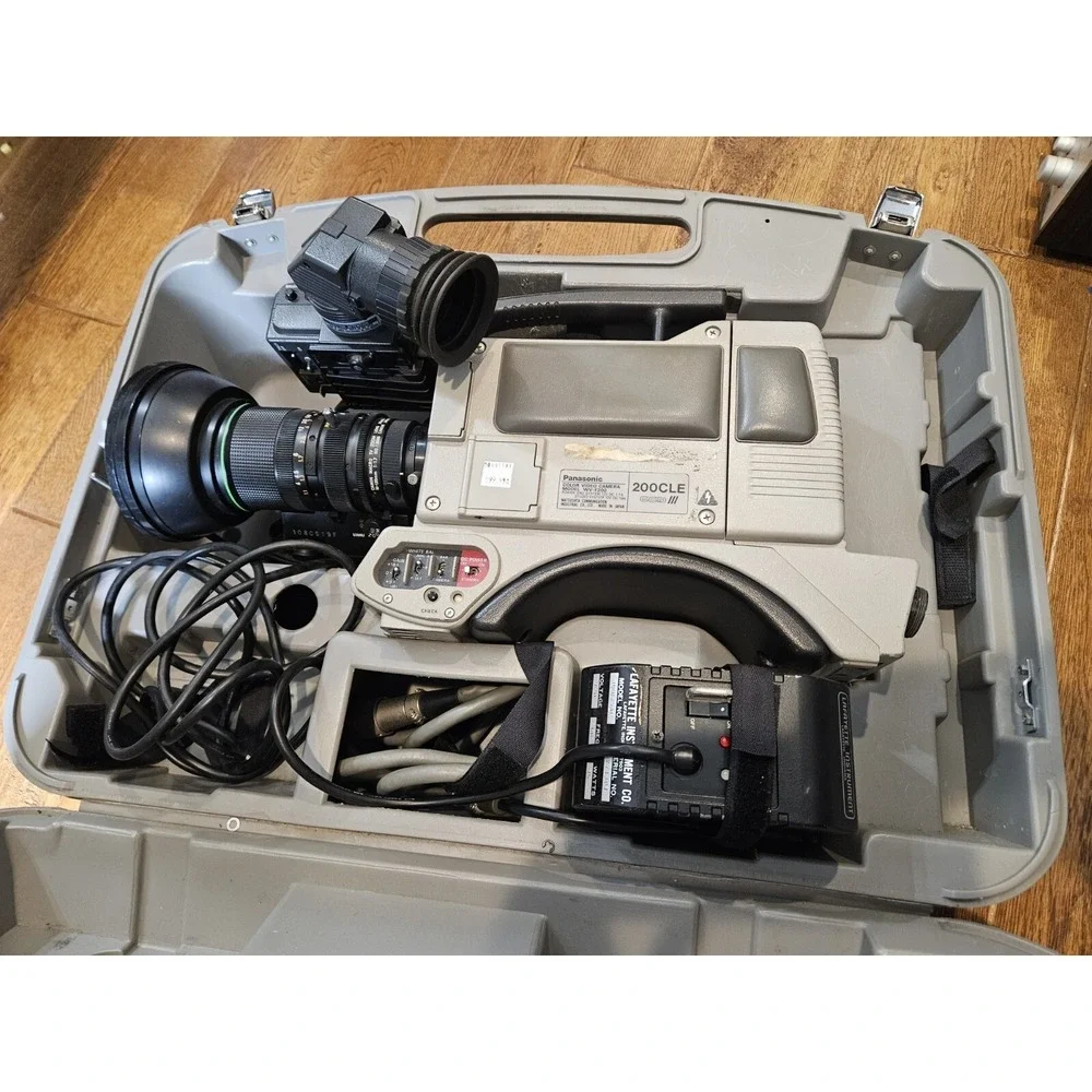 Panasonic 200CLE CCD WV-F200 W/ Canon TV Lens Battery Charger In Plastic Case