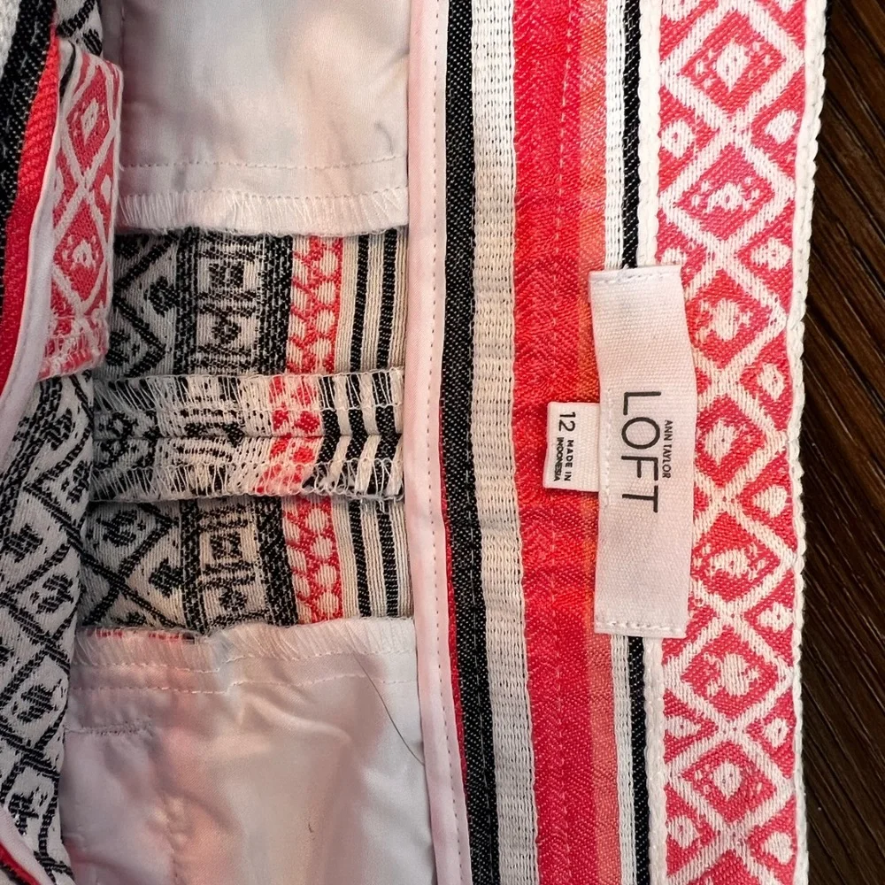 Geometric patterned textured shorts tassels 2 front 2 back pockets Zipper clasp