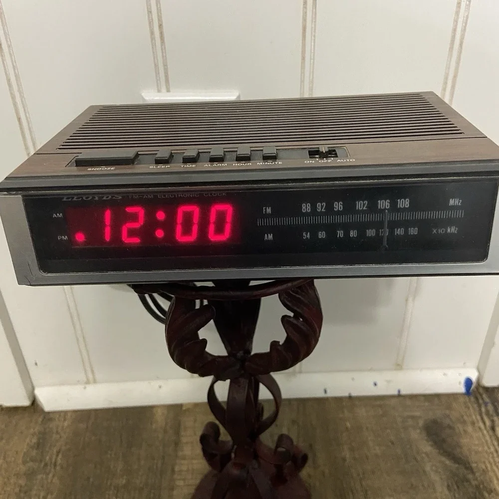 Lloyd's FM-AM Digital Alarm‎ Clock Woodgrain Vintage Retro Red LED Tested Works