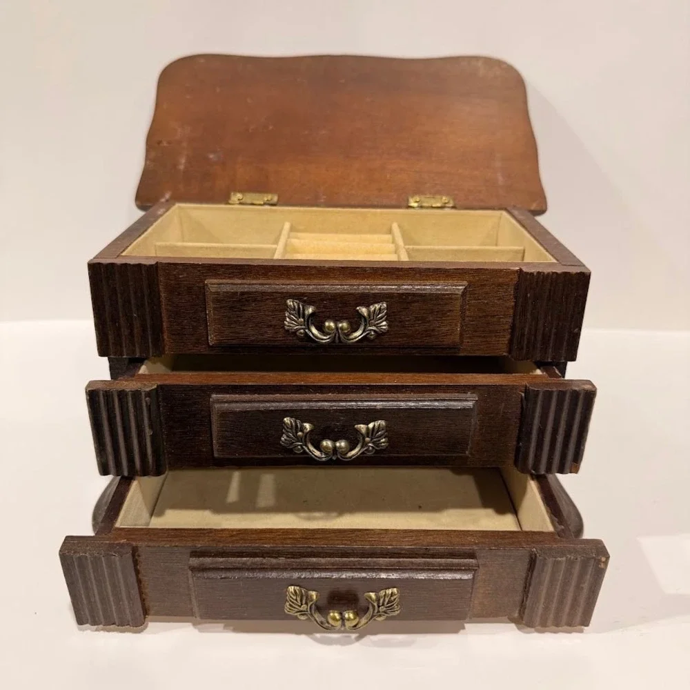 Unbranded drawers lined