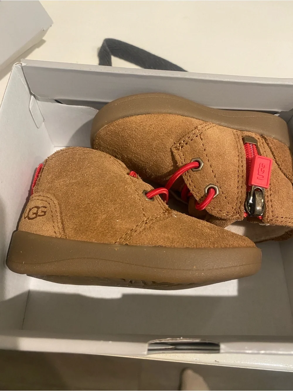 UGG 12 contrast