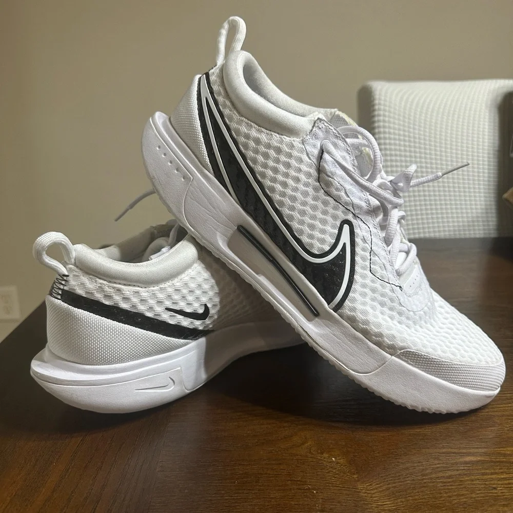 Nike White and Black Mesh Sport‎ Sneakers