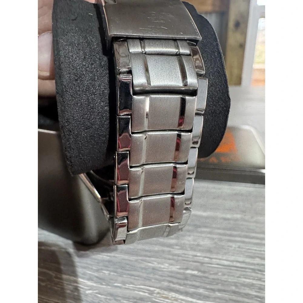Fossil needs battery