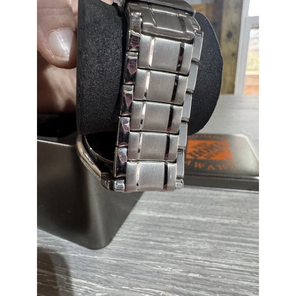 Fossil needs battery