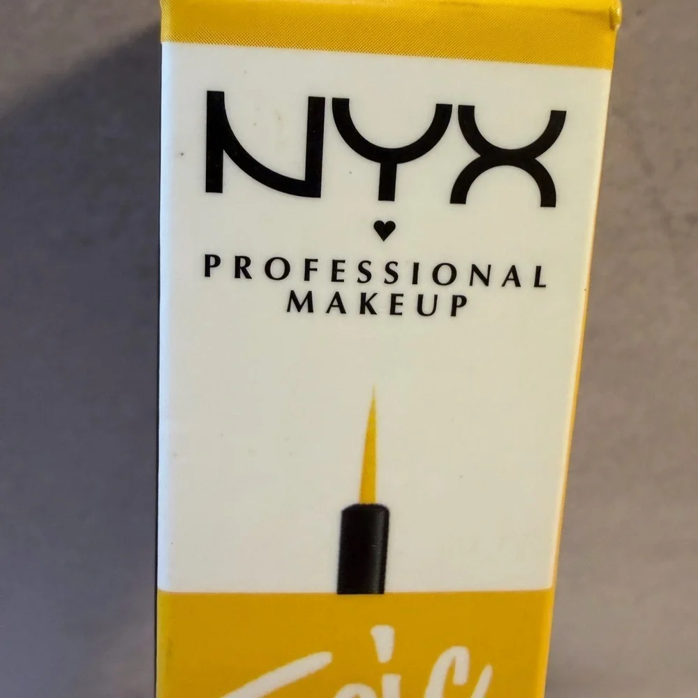 NYX eyeliner striking