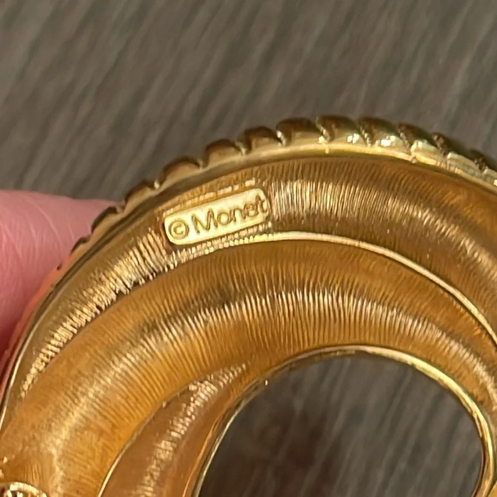 Monet pin size looks