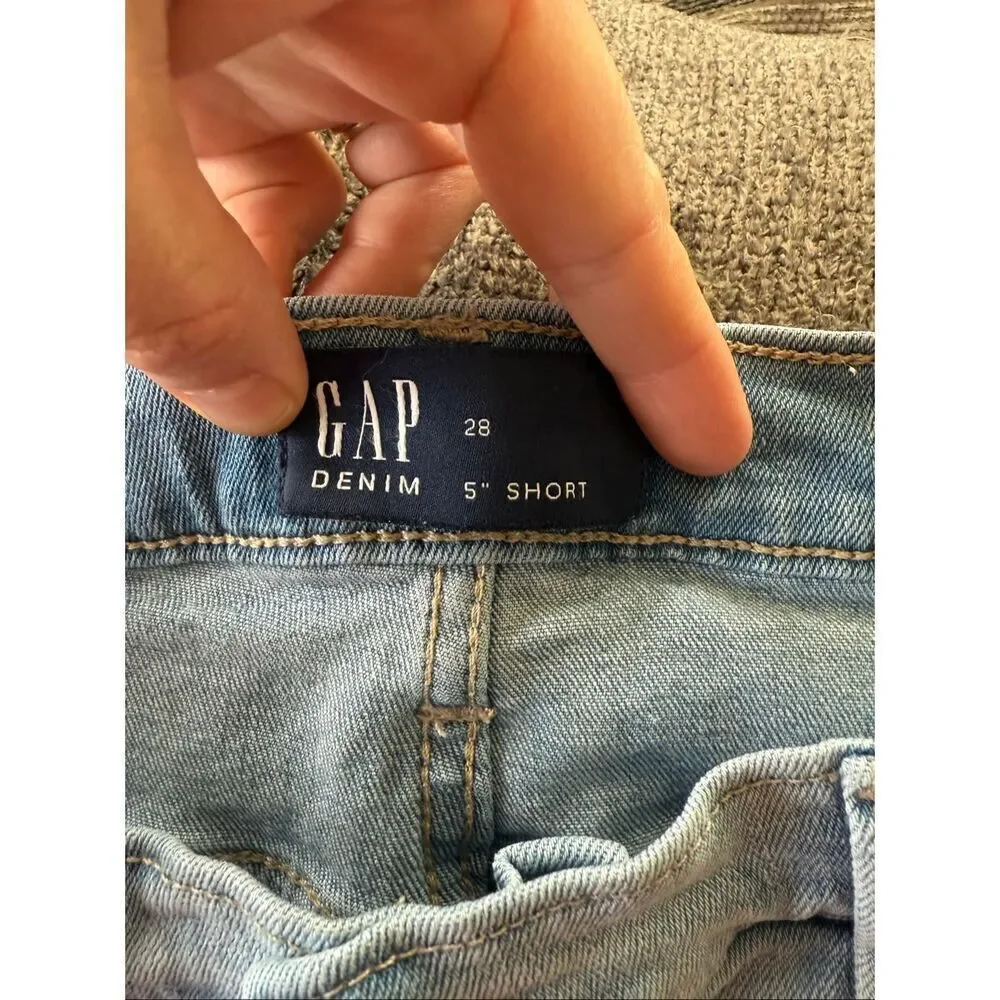 Gap Light Wash 5” Cutoff Jean Shorts size 28