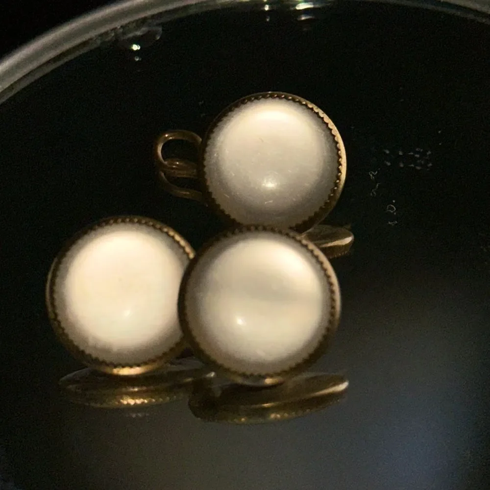 Vintage gold tone round‎ cuff links with faux mother of pearl “stones”