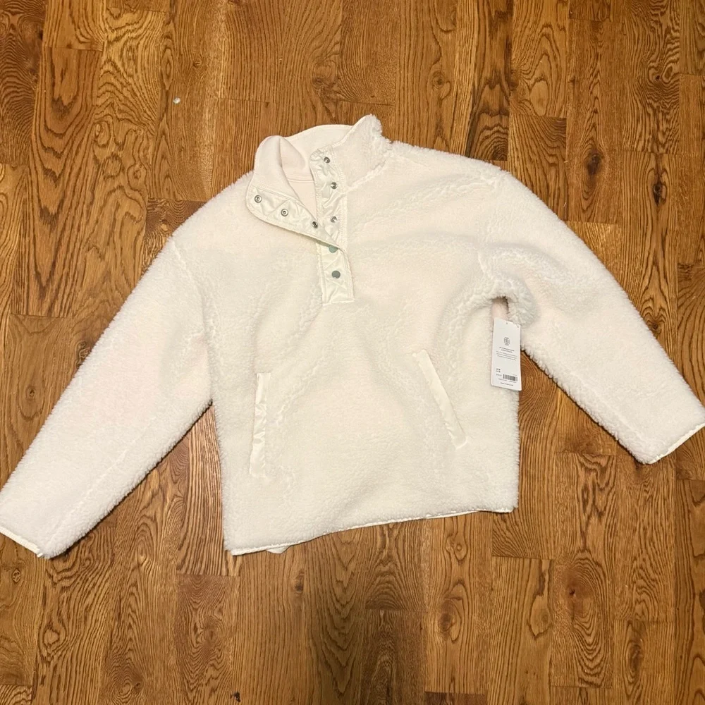 Athleta shorts cozy cream