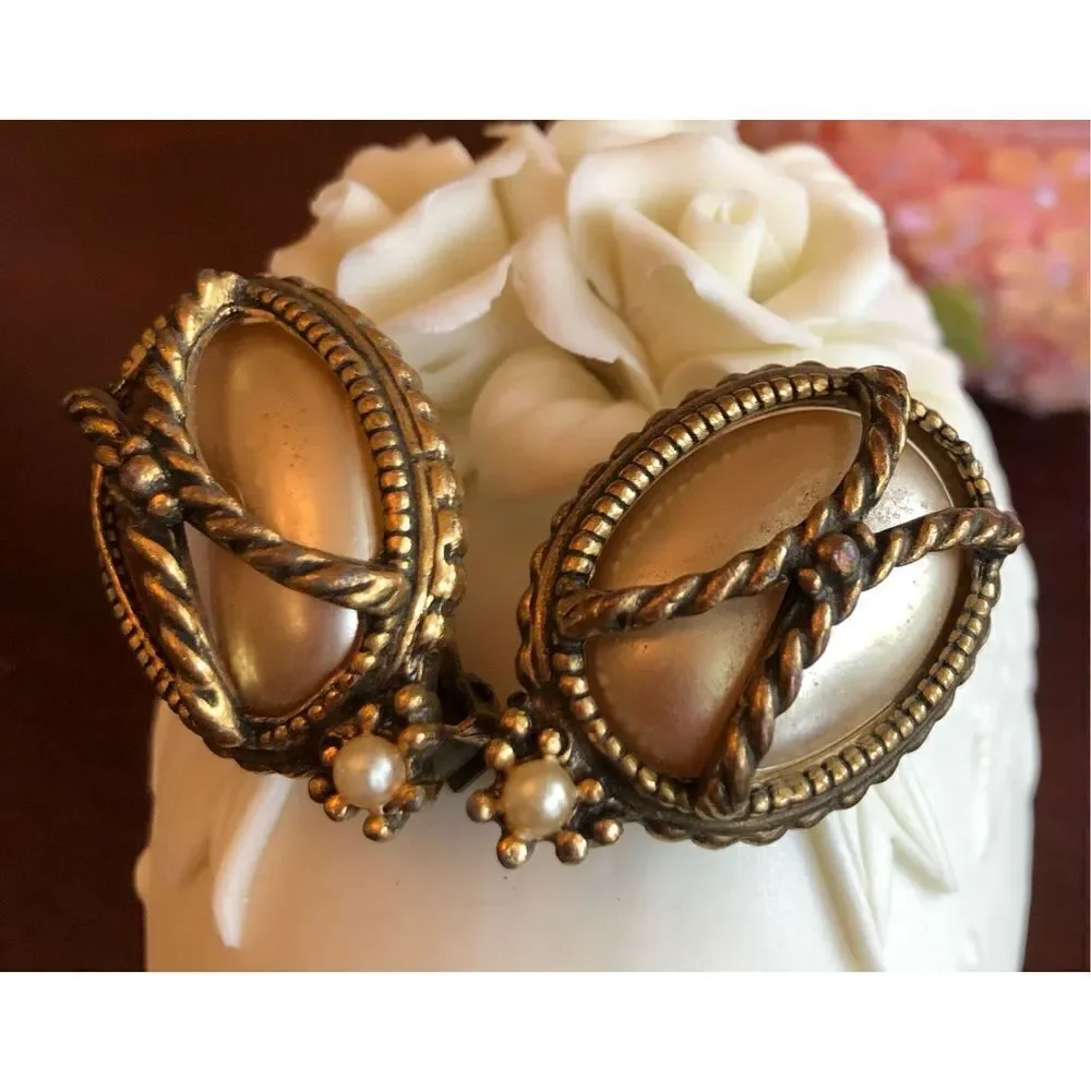 REGAL - 🎉HPx2 🎉 Vintage Regal Gothic-Style Oval Faux Pearl Chunky Clip-Ons