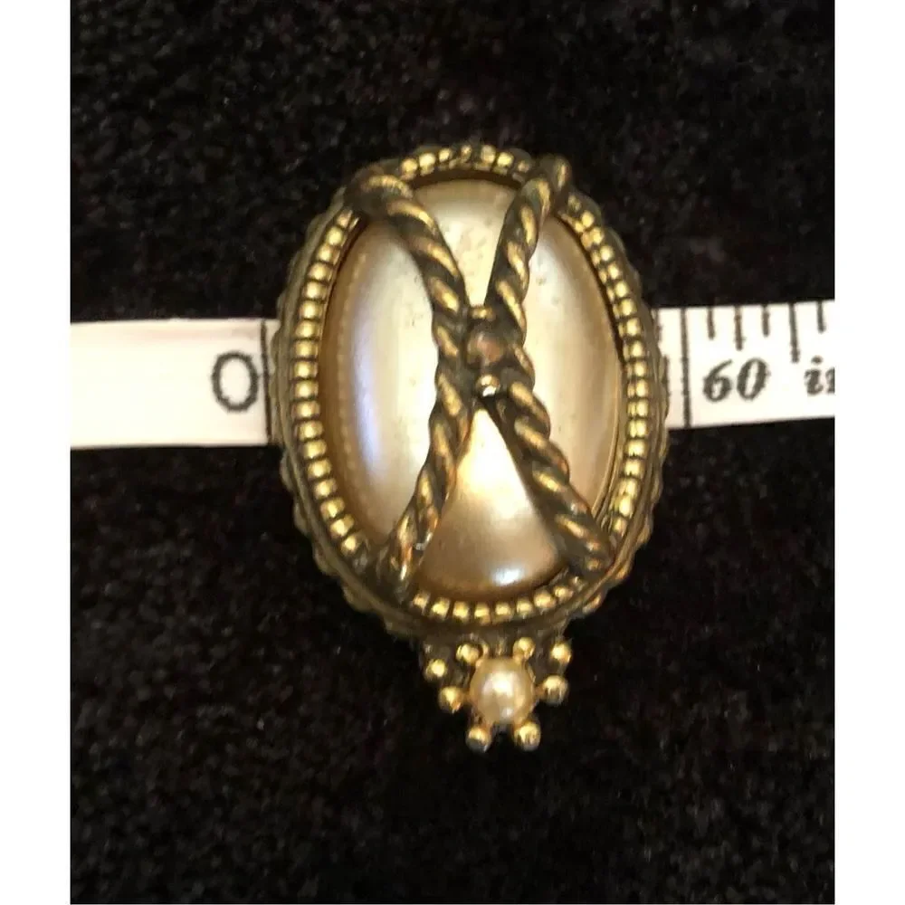 REGAL - 🎉HPx2 🎉 Vintage Regal Gothic-Style Oval Faux Pearl Chunky Clip-Ons