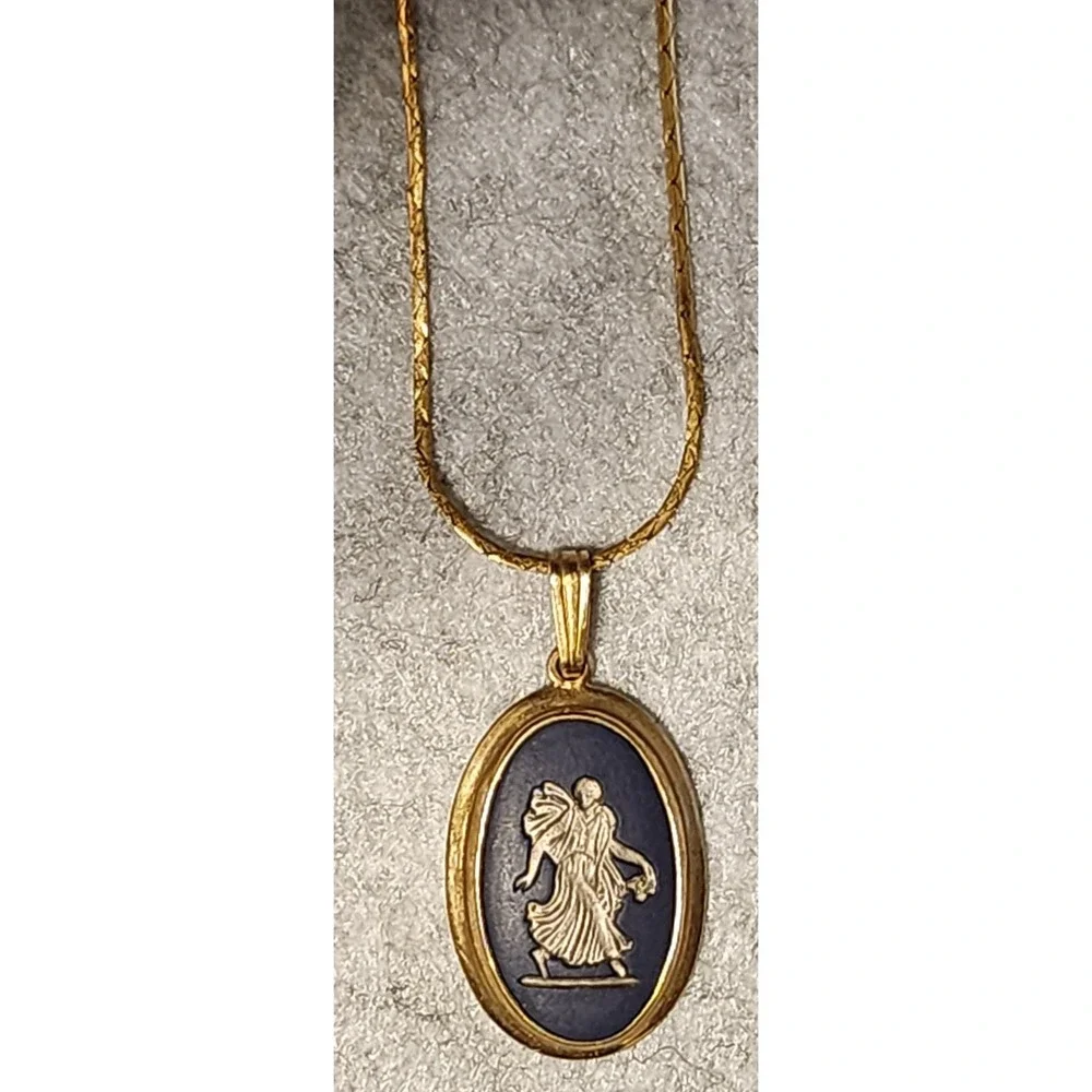 VTG Wedgwood Dark Blue Jasperware Oval Pendant Necklace Gold Tone 18 in