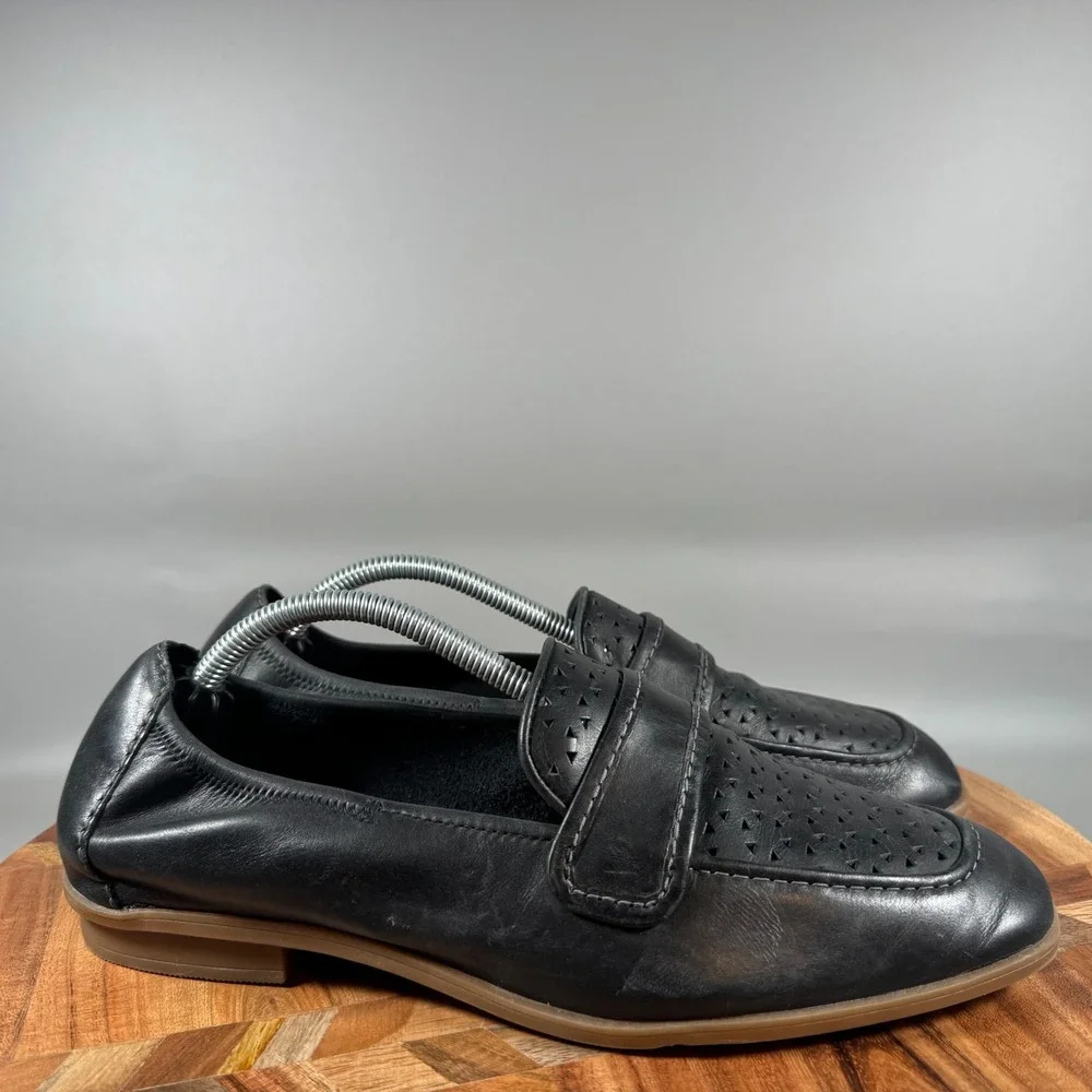 Clarks Collection Womens Black Leather Perforated Loafers Comfort Shoes Size 8.5