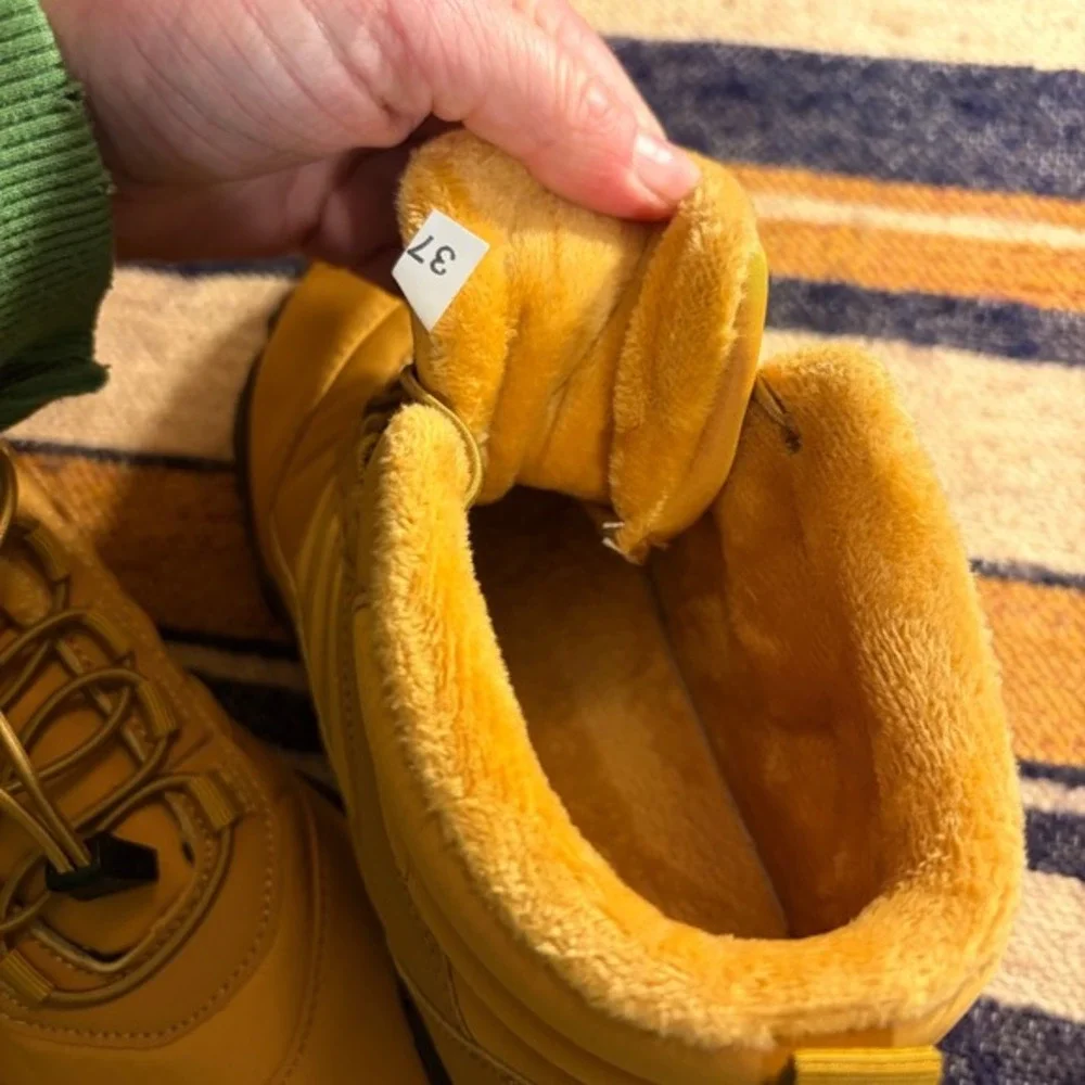 Peak Footwear brand peak