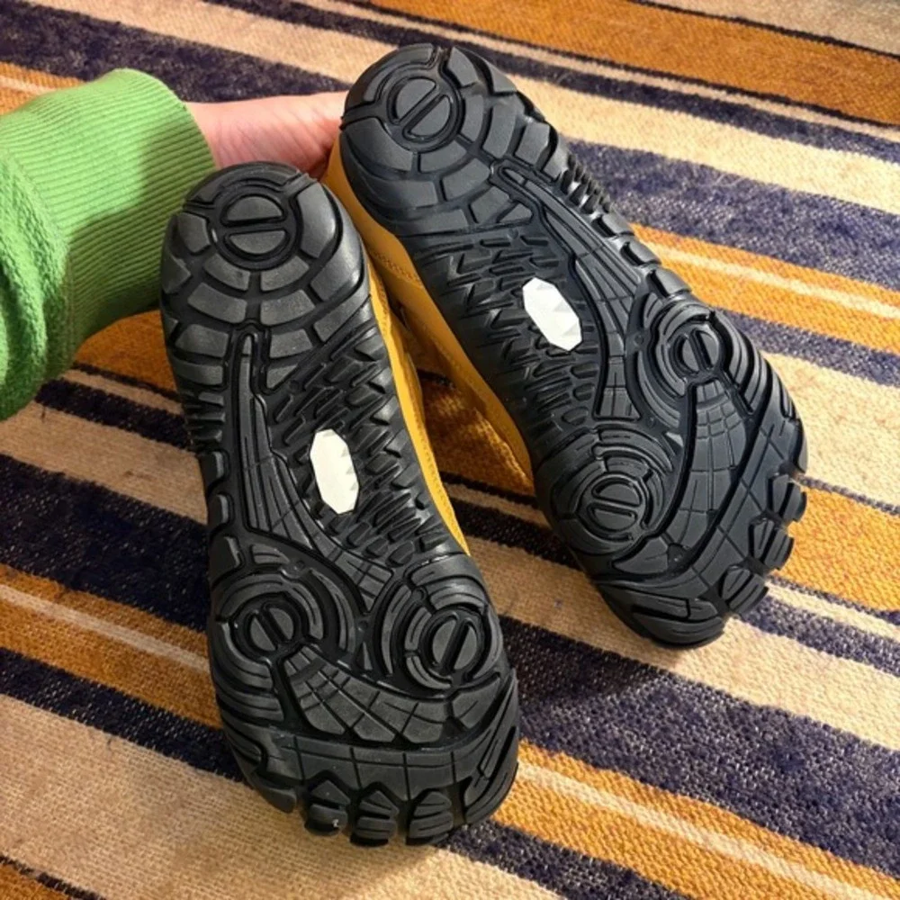Peak Footwear brand peak