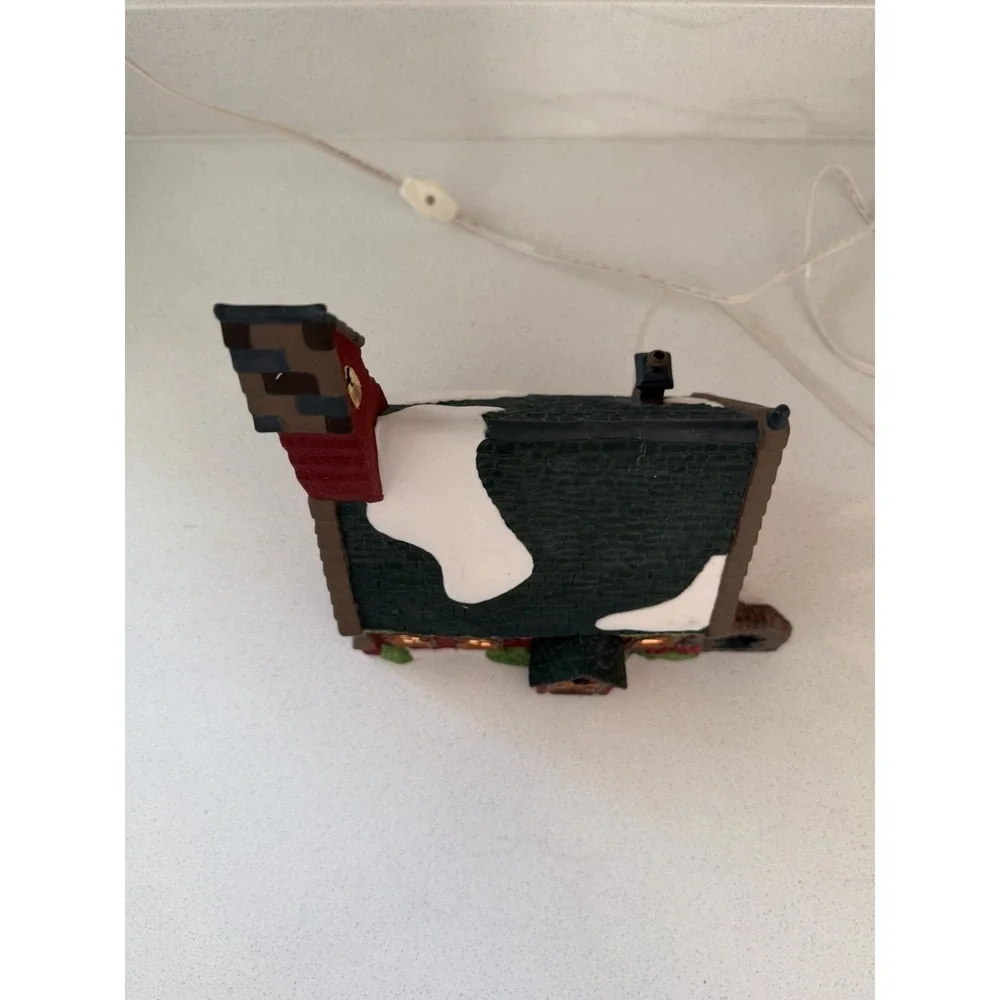 Vintage Dept 56 Dickens Village Lighted DUDDEN CROSS CHURCH 5834-3. - READ