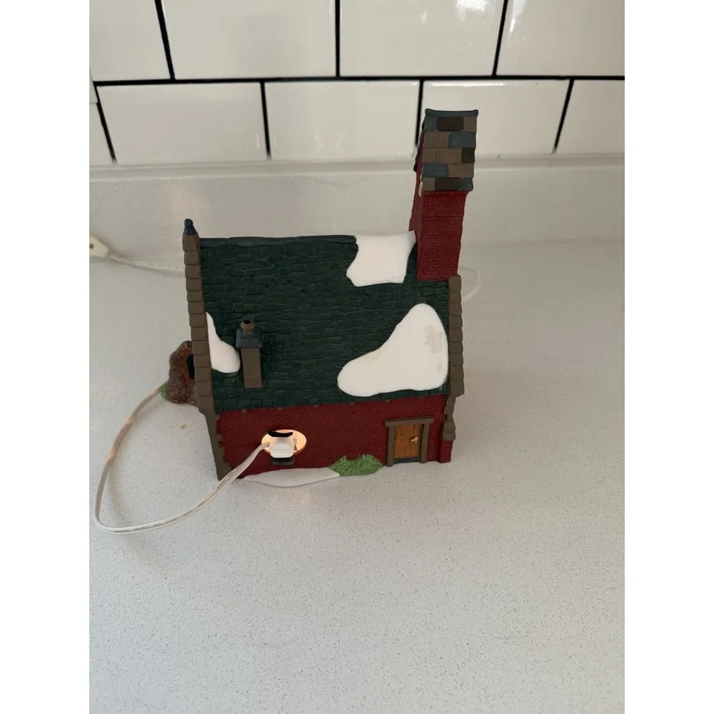 Vintage Dept 56 Dickens Village Lighted DUDDEN CROSS CHURCH 5834-3. - READ