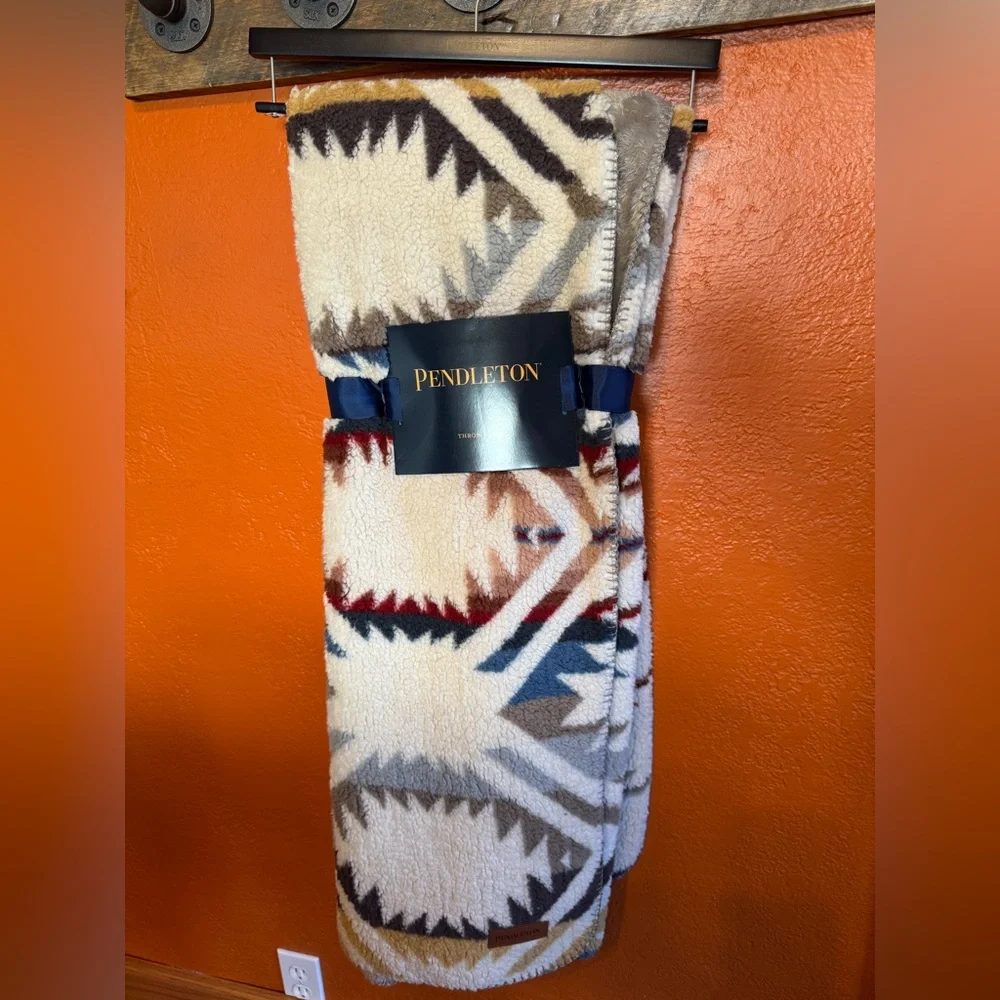 NEW Pendleton White Sands‎ Sherpa Throw