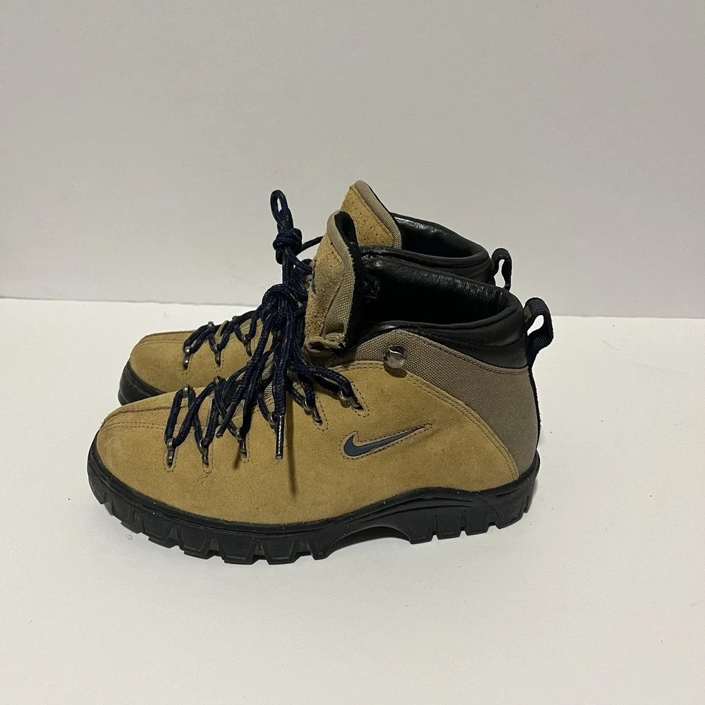 Nike previous vary each