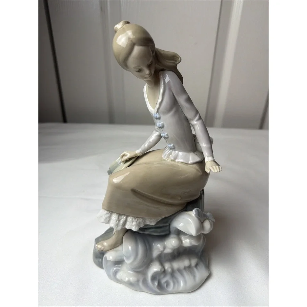 Vintage Retired LLADRO Porcelain Figurine - Girl & Hat - Sitting - Fish -w Box