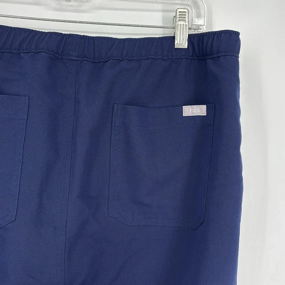 Figs Cairo Cargo Scrub Pants Men’s Size Large Short in Navy Blue - EUC!