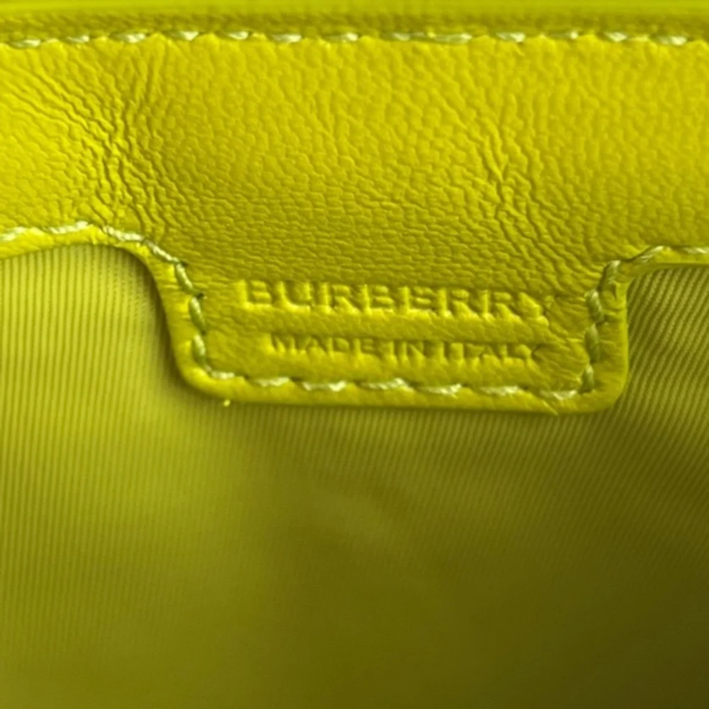 Burberry elegant eye