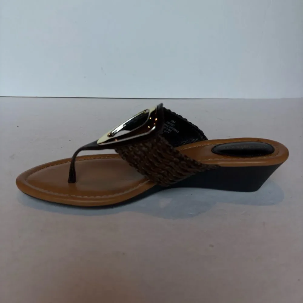 Liz Claiborne sandals cushioned decor