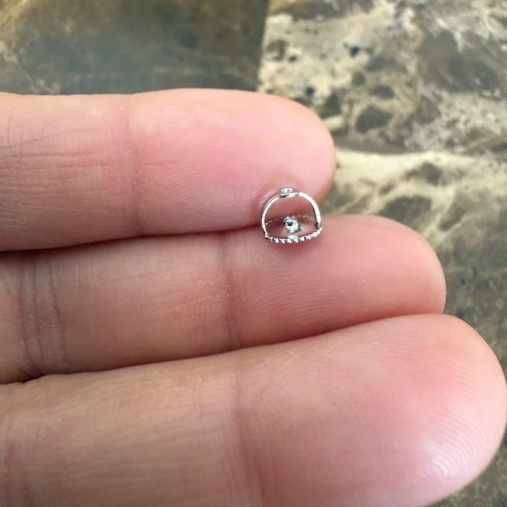 N/A wearing moissanite