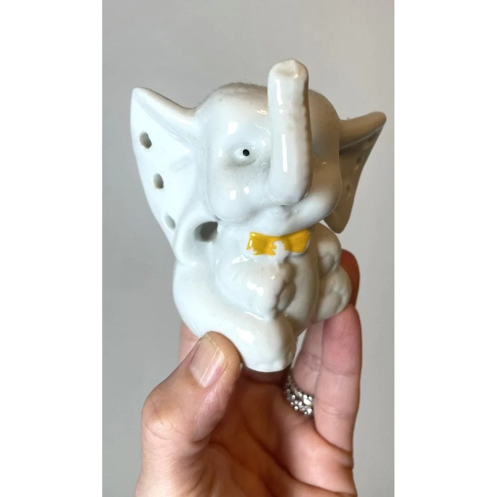 VINTAGE CERAMIC PORCELAIN ELEPHANT RING EARRING HOLDER 1980s.‎ Cute!