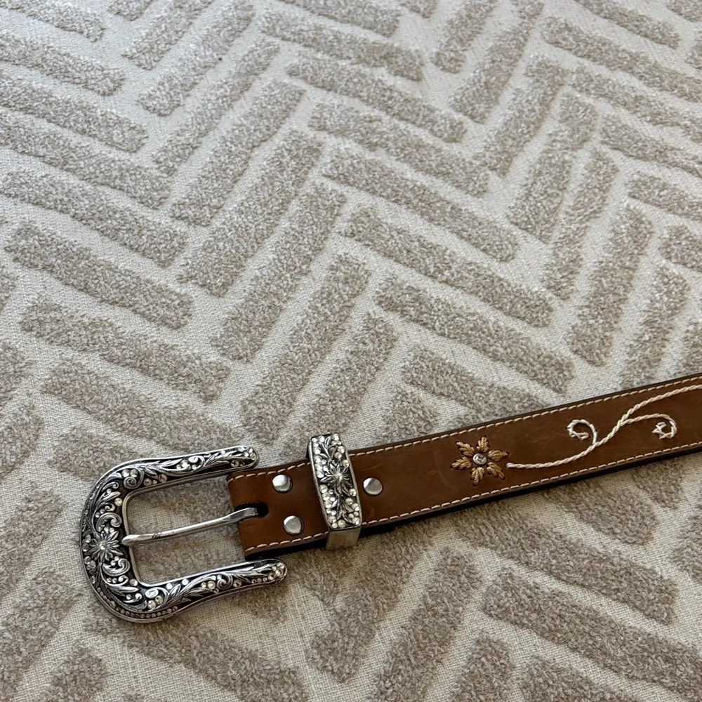 Nocona belt embossing cross