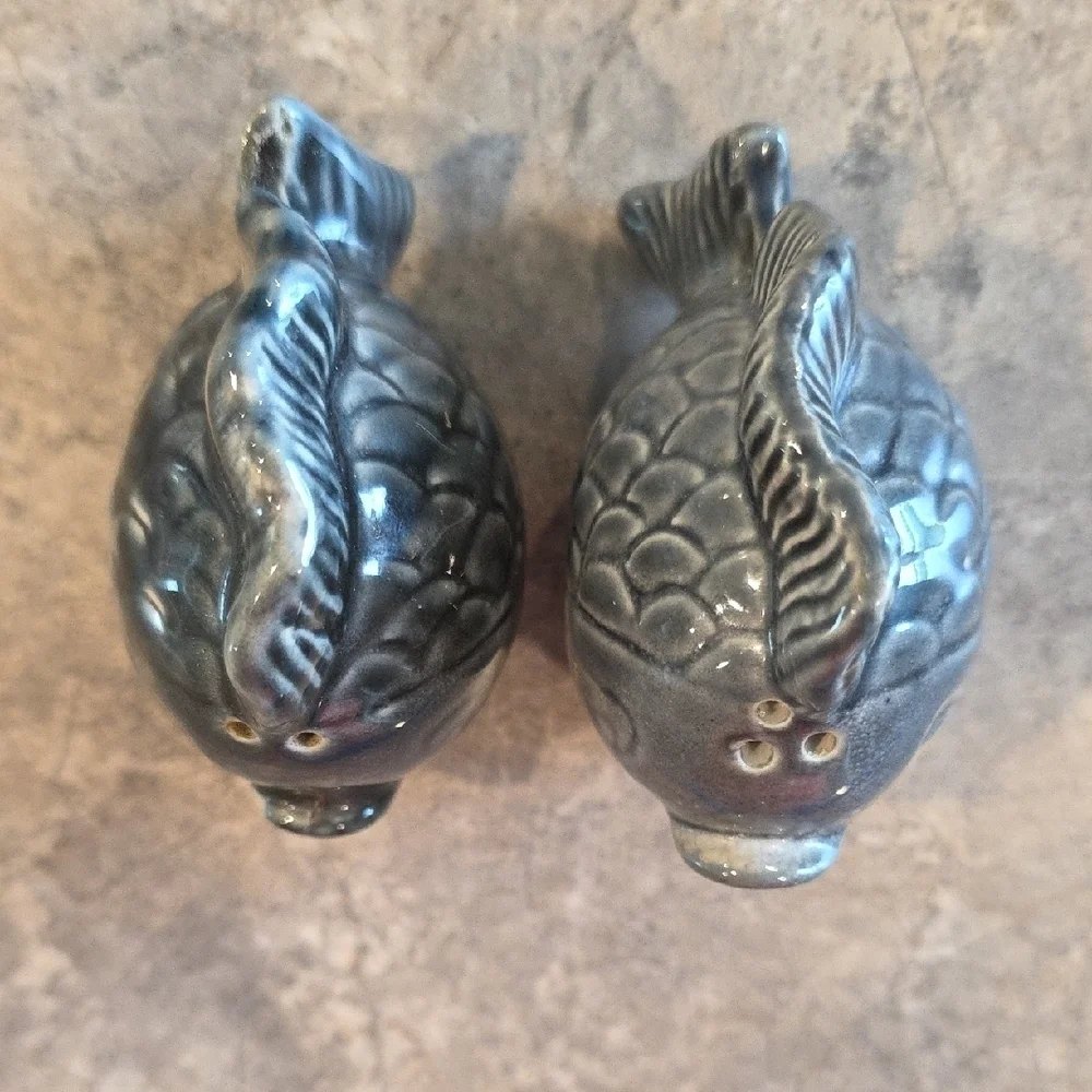 (J30) Gray Salt And Pepper Shaker Set