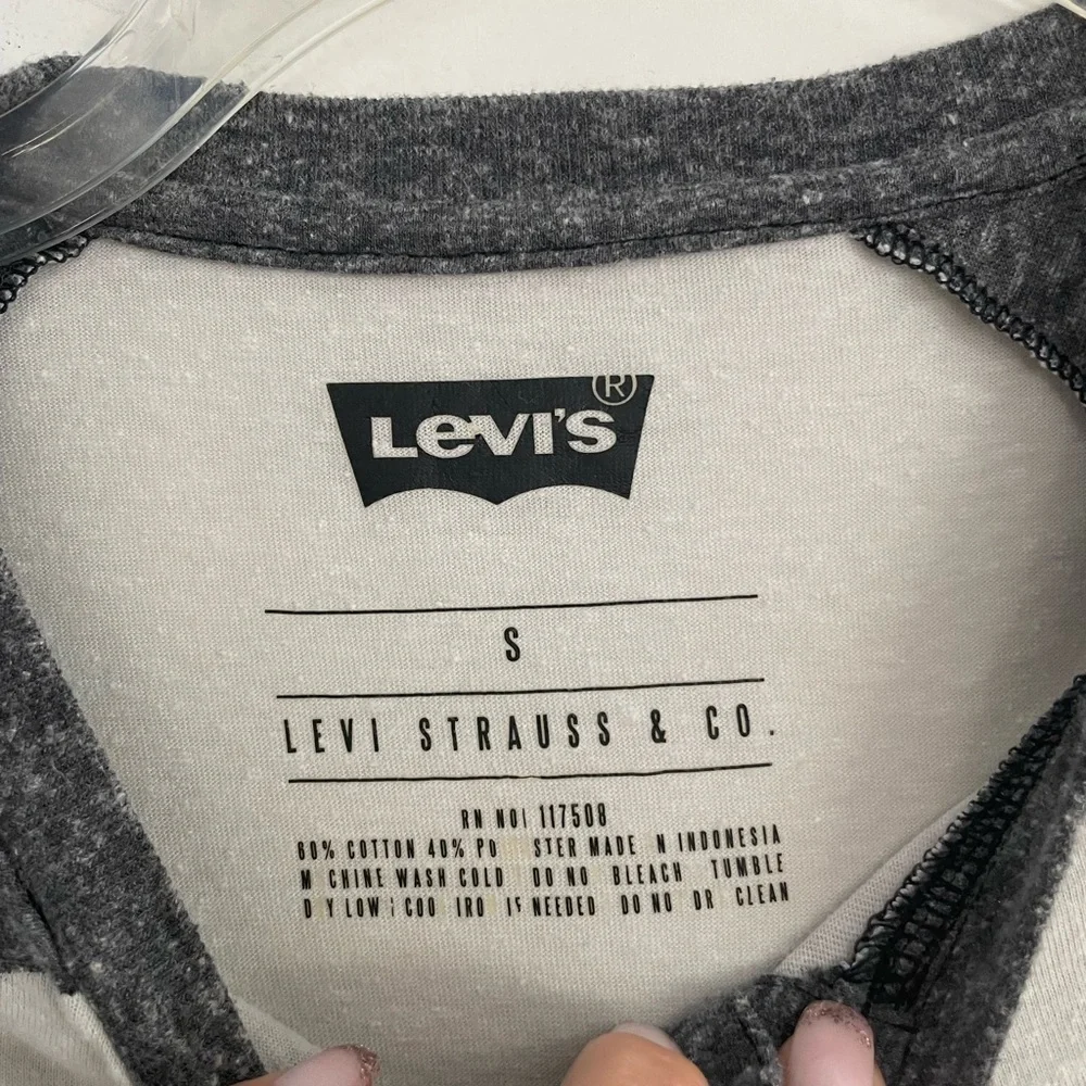 Men’s Levi's Two-Tone Gray Raglan Henley Tee in small