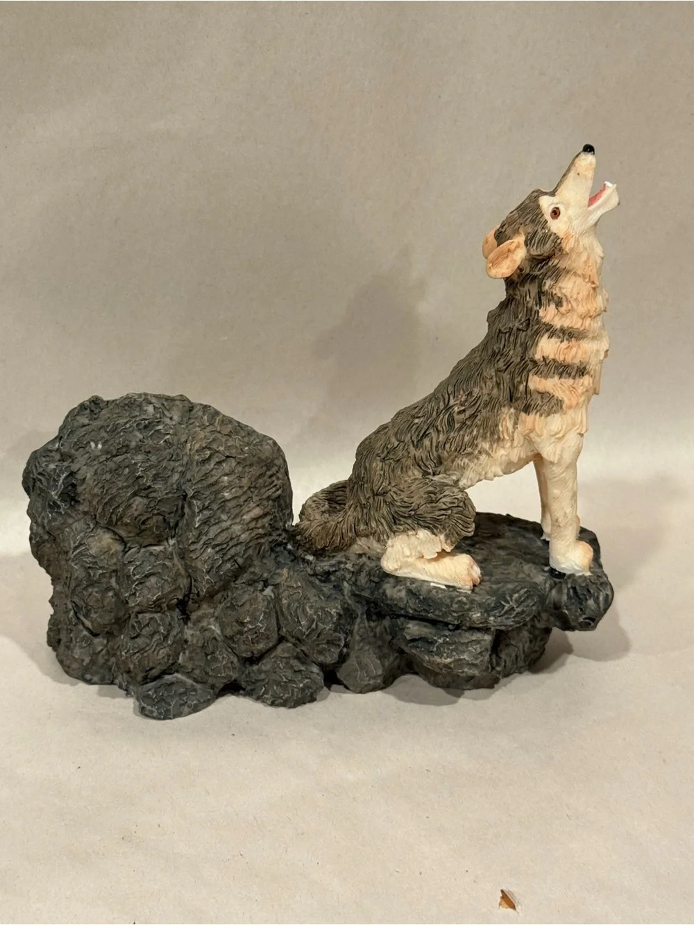 Rustic Howling Grey Wolf Mantle Upright Quartz Clock Battery Operated New NWT