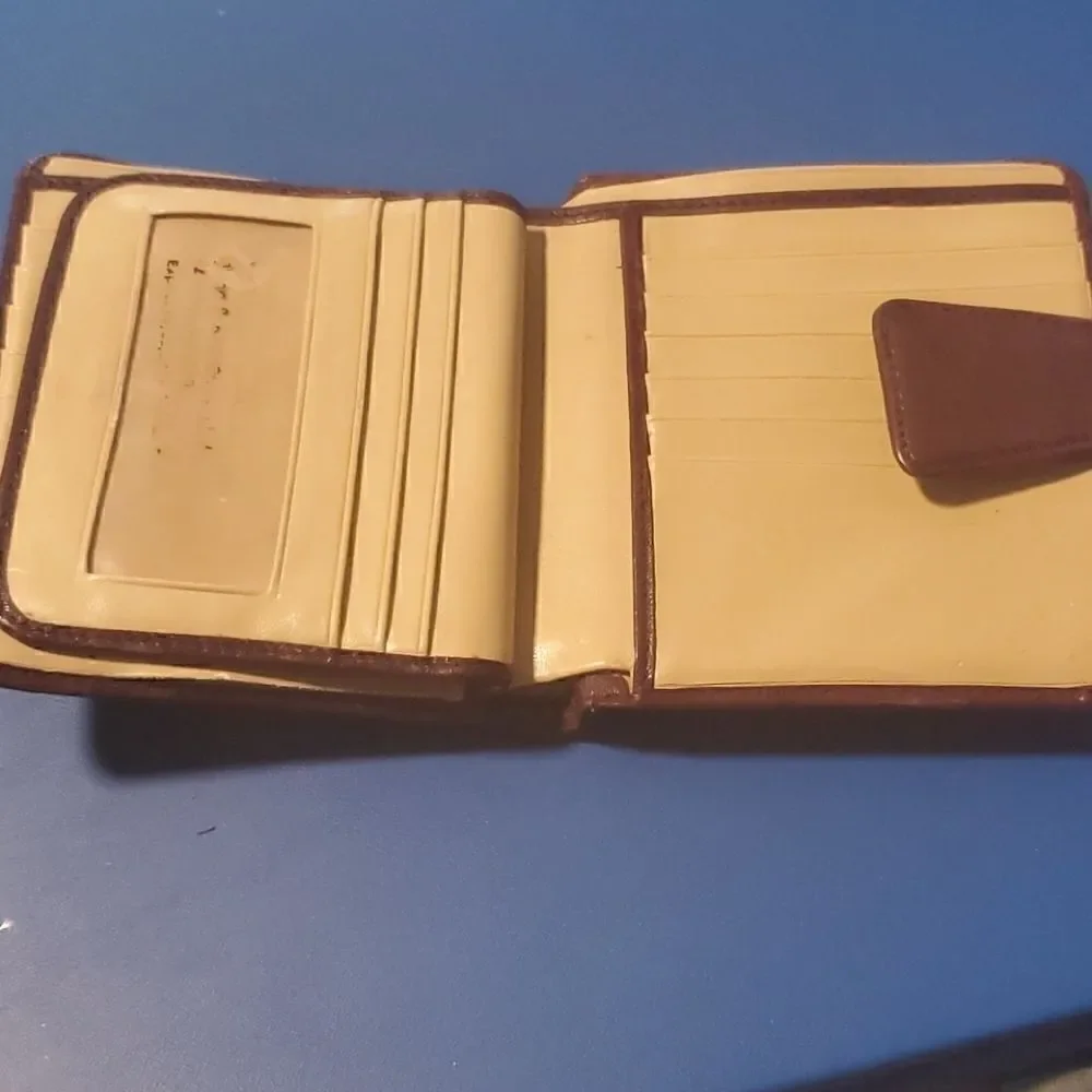 Etienne Aigner wear holder some